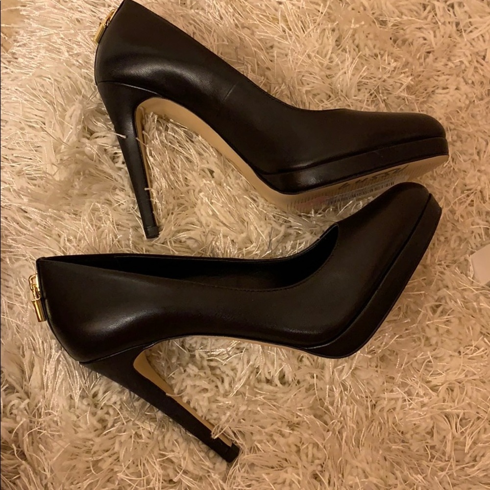 Michael Kors Antoinette Leather Pumps Size 6